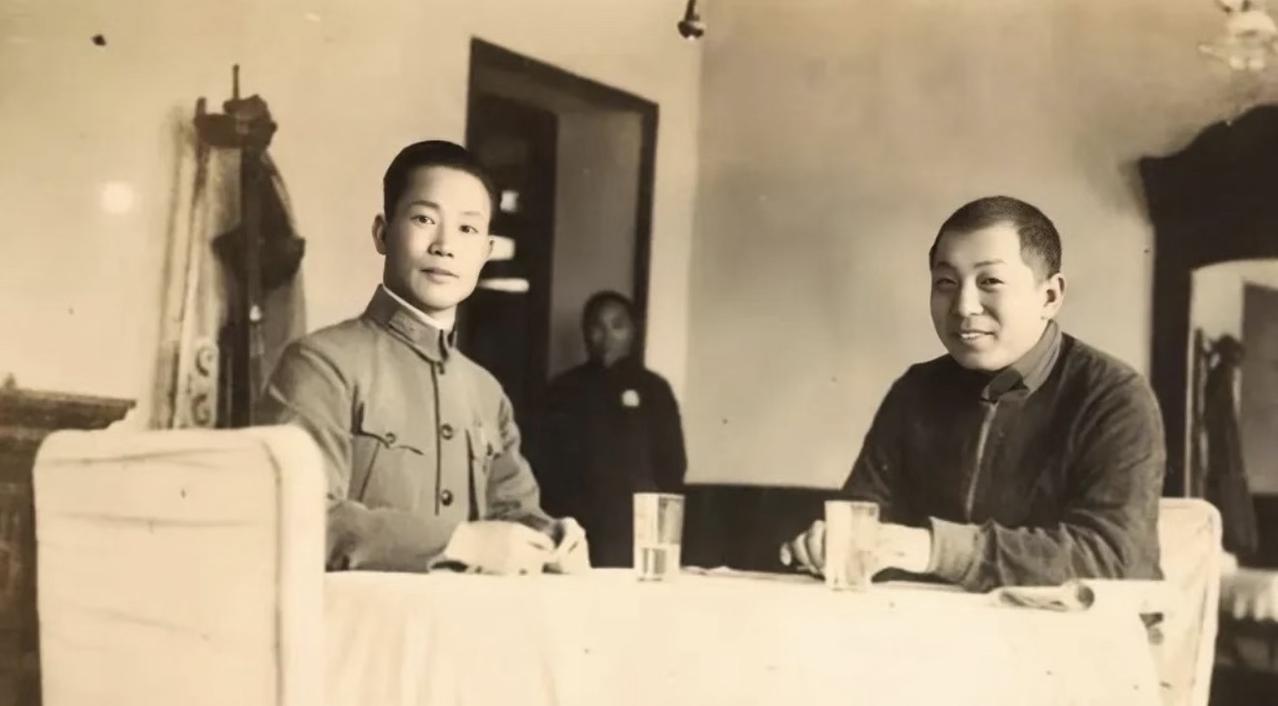 没想到这张1935年潼关会谈的同框照，俩人表面客客气气，一年后就直接撕破了脸！当