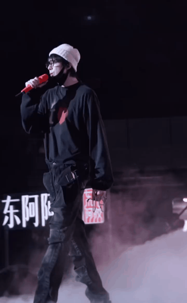 刘宇宁彩排嘴和手各忙各的 看把刘宇宁忙的，忙完跨年是不是一直留在澳门没回去啊，我