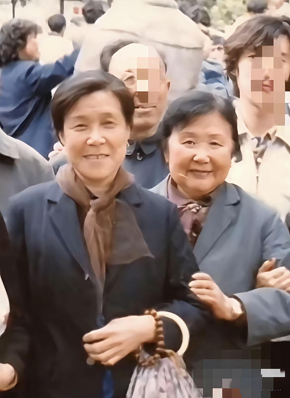 87版电视剧《红楼梦》里面的的贾母和刘姥姥。贾母的扮演者李婷，刘姥姥的扮演者沙玉