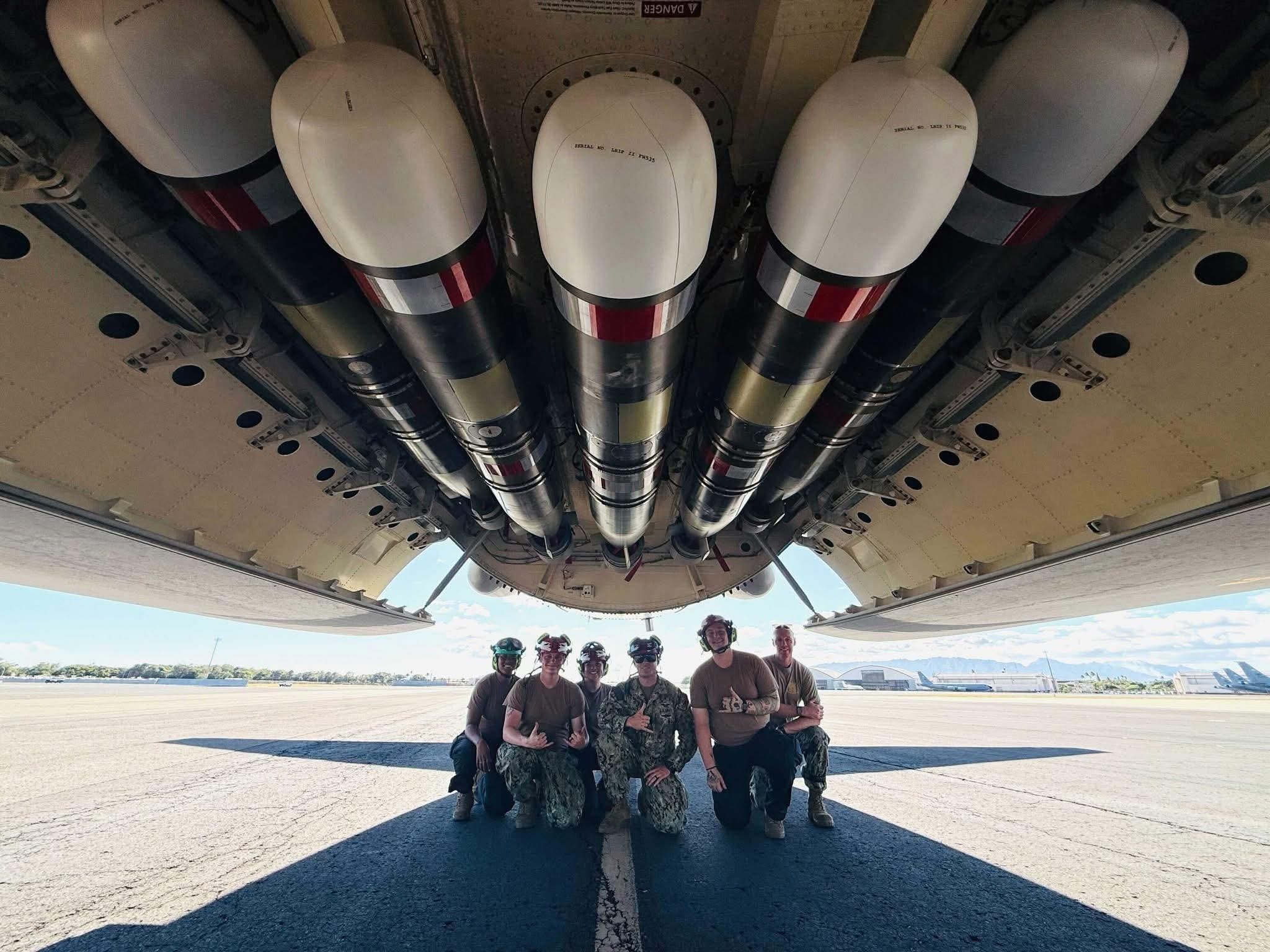 P-8海洋巡逻机的内部武器舱全挂5枚Mk54反潜鱼雷 ​​​