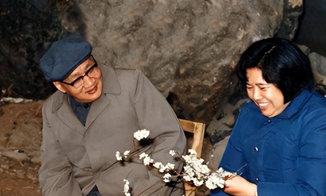 1962年毛岸青回家乡为母亲祭拜，跪拜时被邵华及时制止，瞬间明白妻子的良苦用心