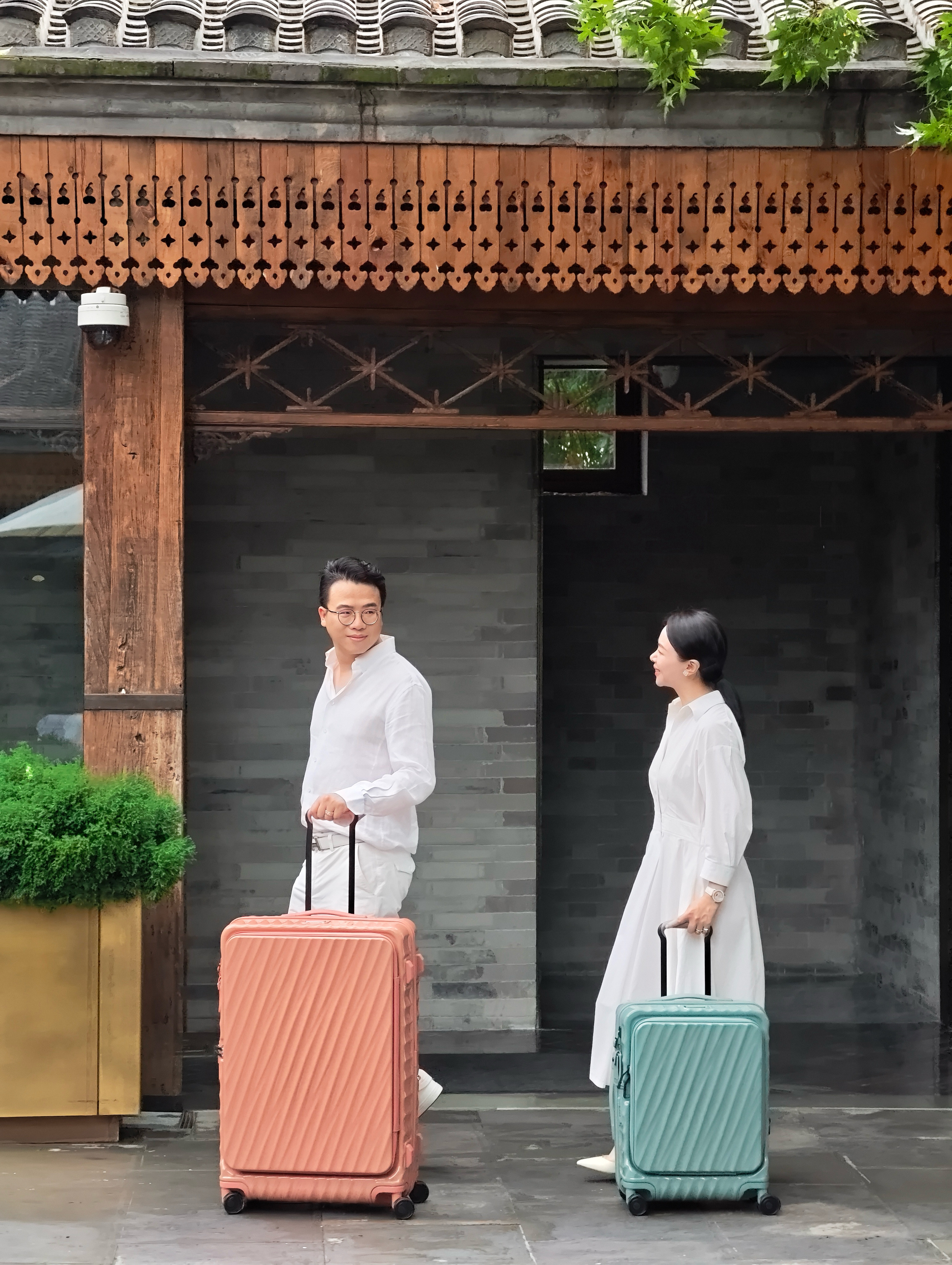【高颜值TUMI行李箱，装下全家度假好心情】这个初秋，带两个女儿咩咩和兔兔，来到