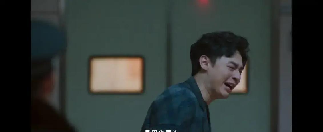 25岁，他一天内失去父亲，又要送走最后一个亲人。
 
但国家没让他坠落。司法部的