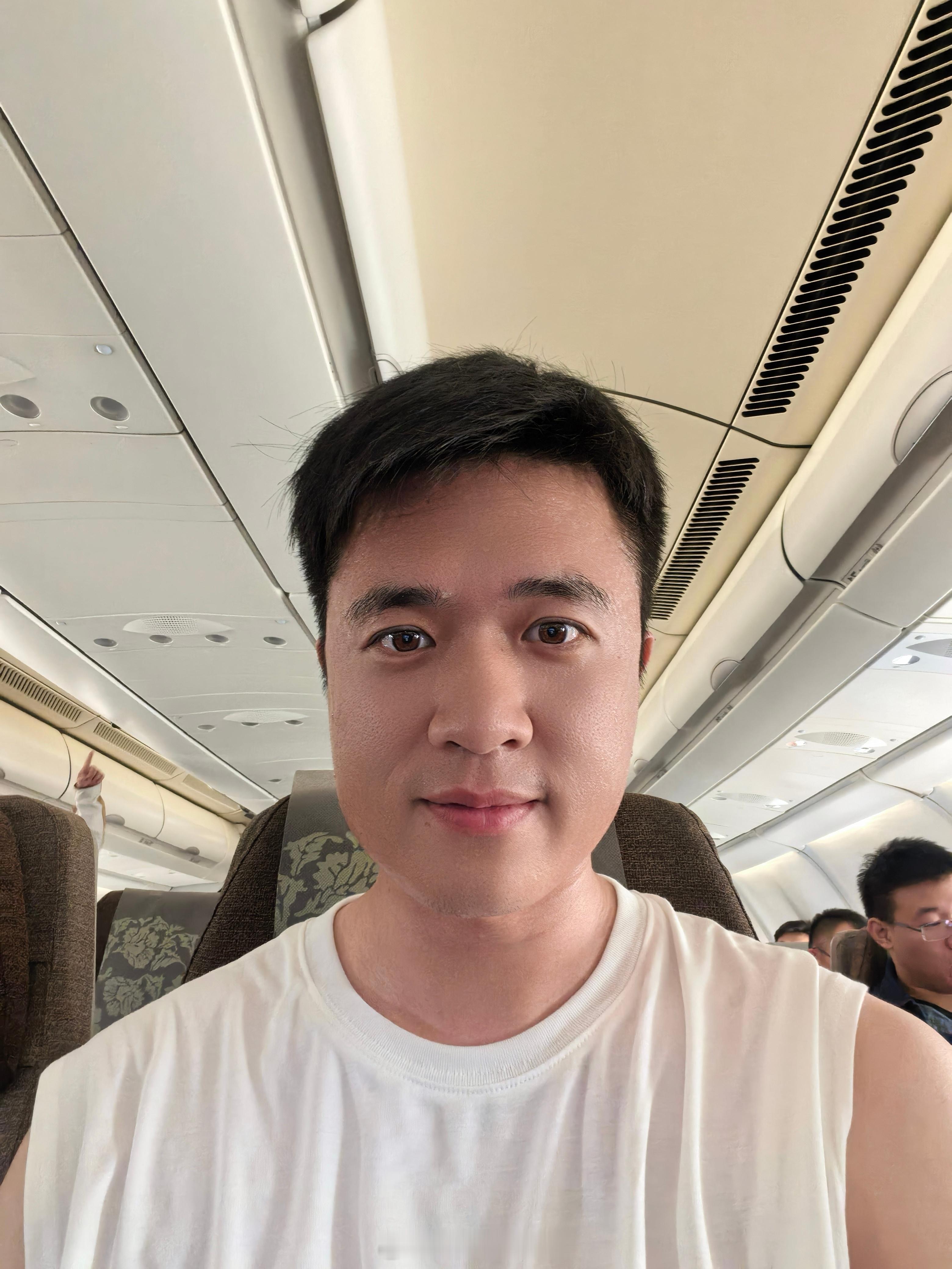 有史以来 最赶的一次 从安检带上飞机。就花了2分钟 登机口刚好关闭了一分钟彻彻底