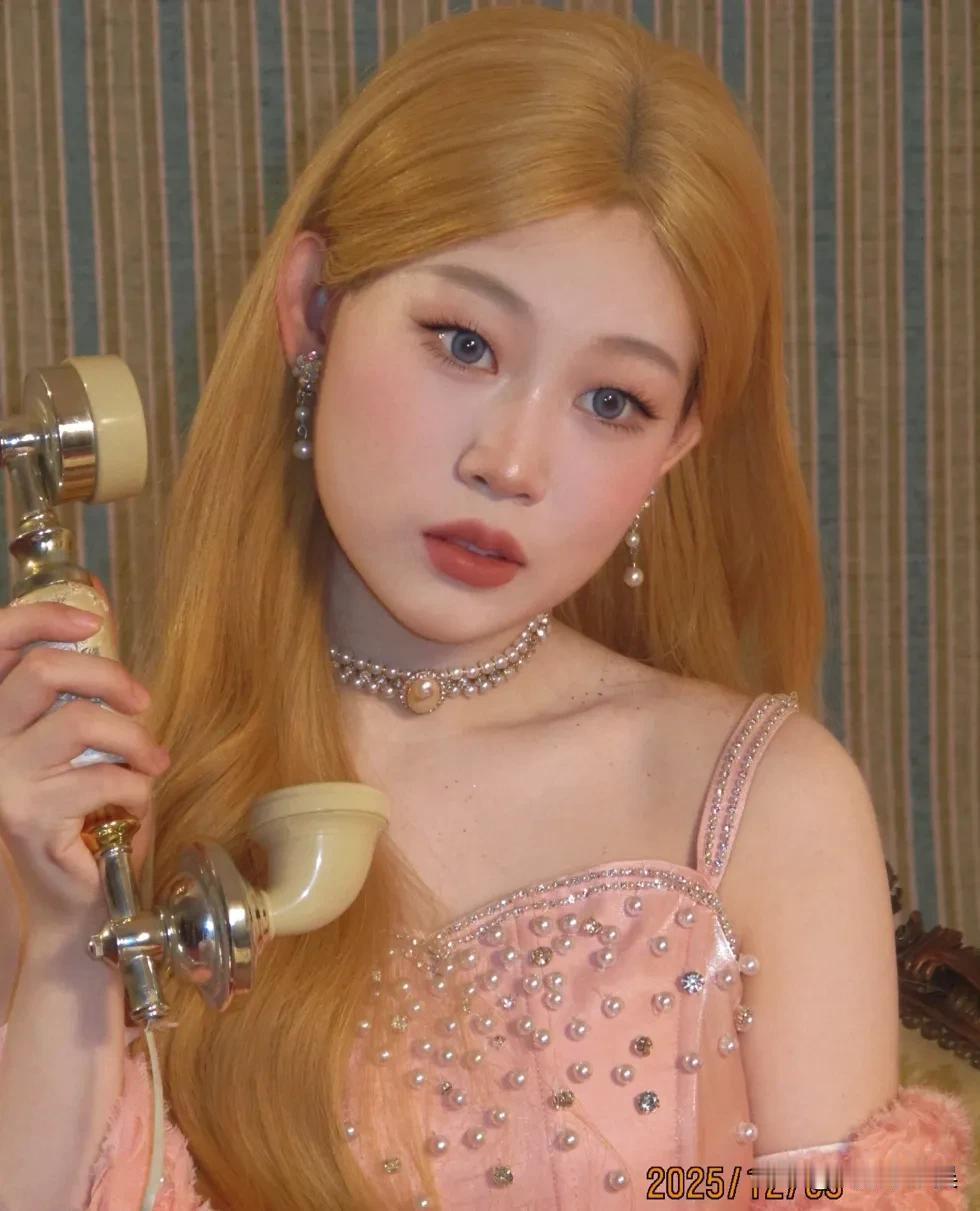 刷到沈佳润那个3万8的妆造时，
我第一反应是心疼钱。
但转念一想，这恰恰证明了：