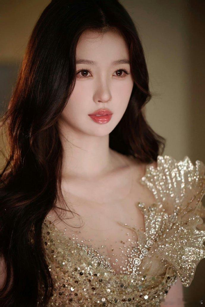 虞书欣算糊了吗？去年一部永夜星河感觉都是女顶了，出道以来就是话题不断 ​​​