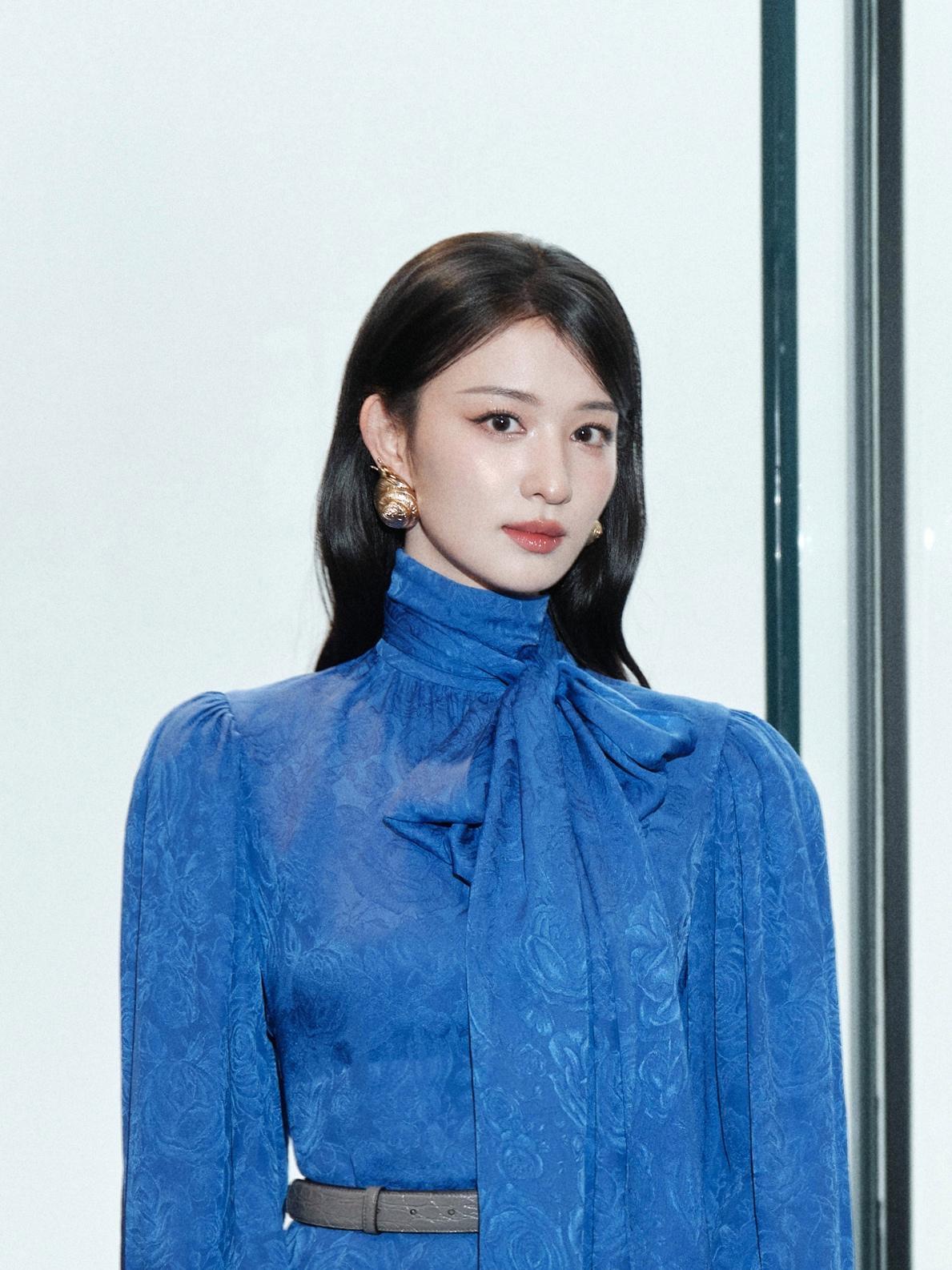 王楚然克莱因蓝缎面裙自带冷调高级感，暗纹玫瑰压花像把油画揉进了面料里；高领+大蝴