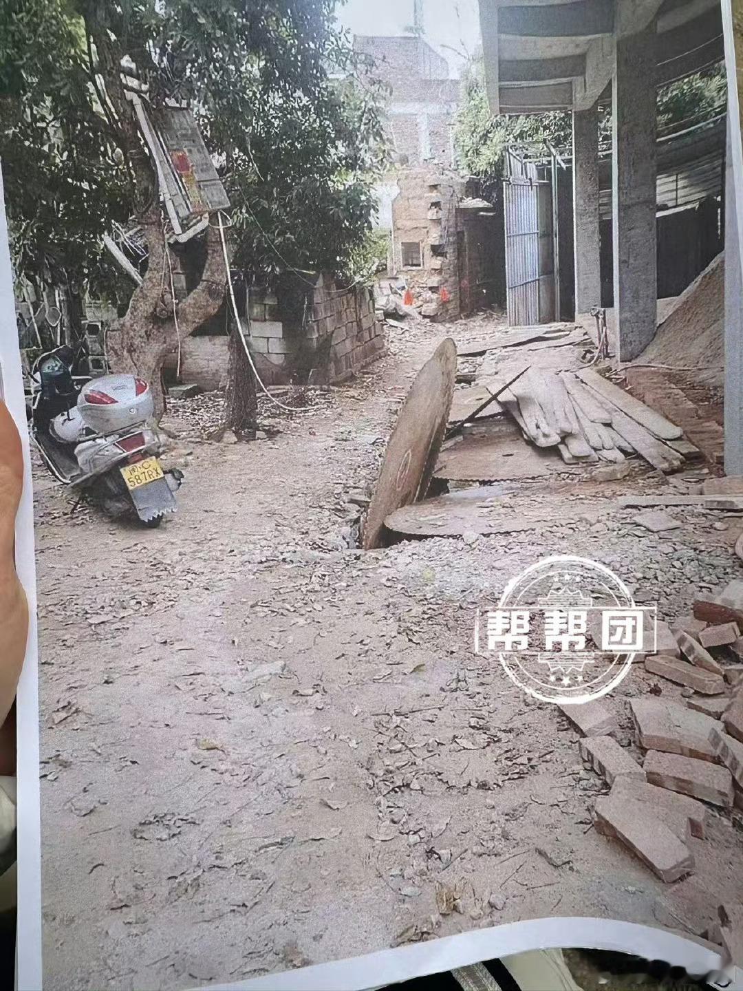 福建一村民改造危房却被邻居要过路费  【村民欲改造危房，邻居称自家10米道路要被