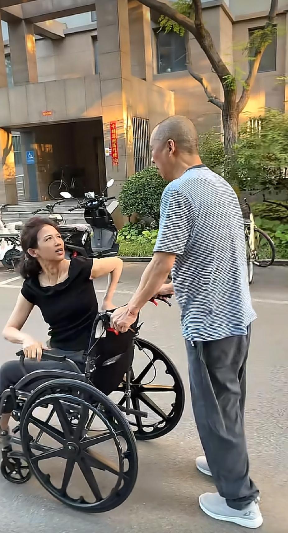 坐在轮椅上的女子，突然和推轮椅的男子发生了争吵，知道原因后，让人感动落泪了。
