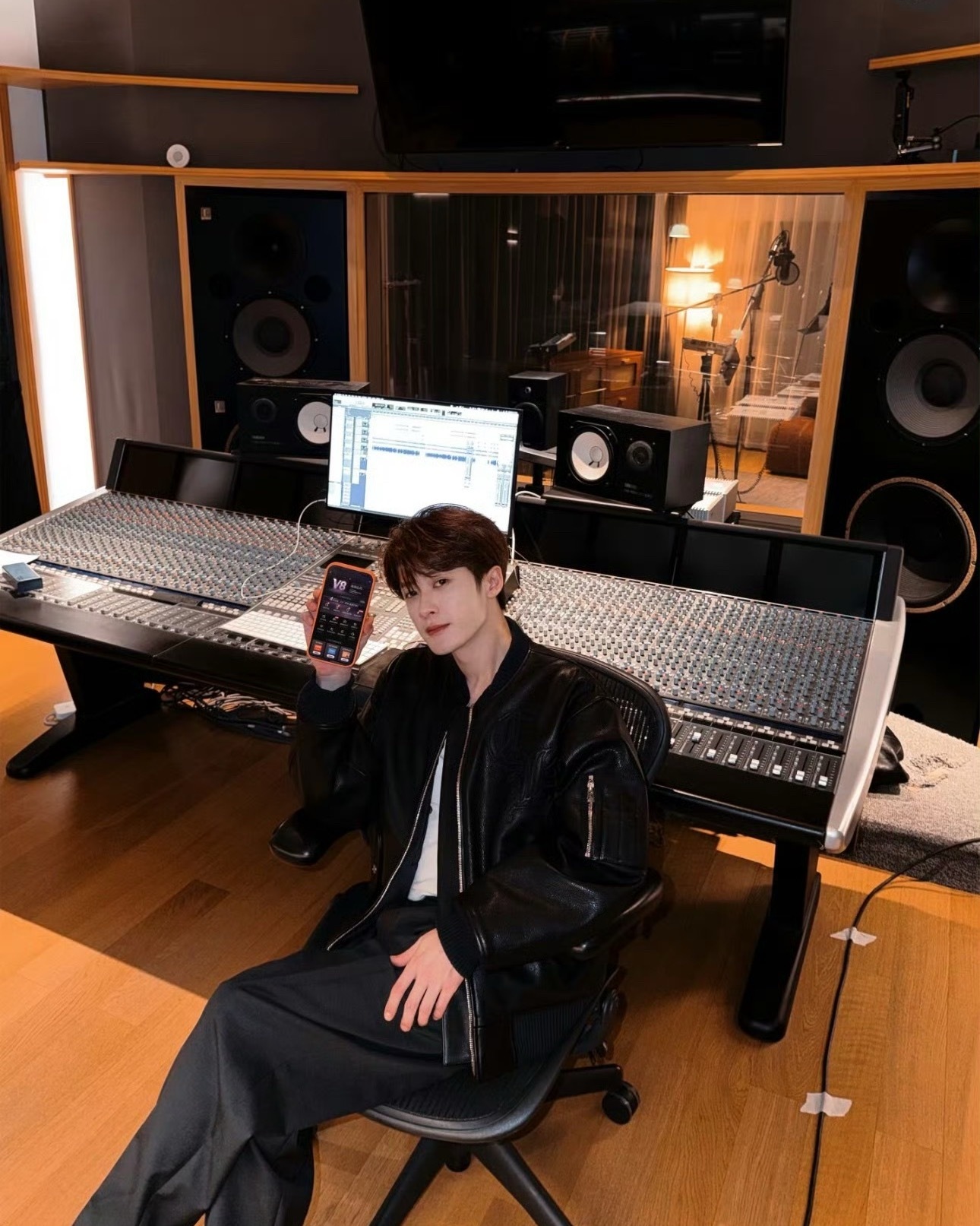 相册里的录音棚老公又多了几张，最近物料里频频出现录音棚，究竟是何种意味？：想必三