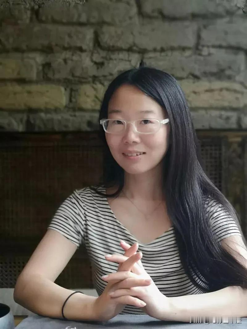 看作家李娟的散文集《记一忘二三》，差点在办公室里笑出声来，但你想不到这么乐观的单