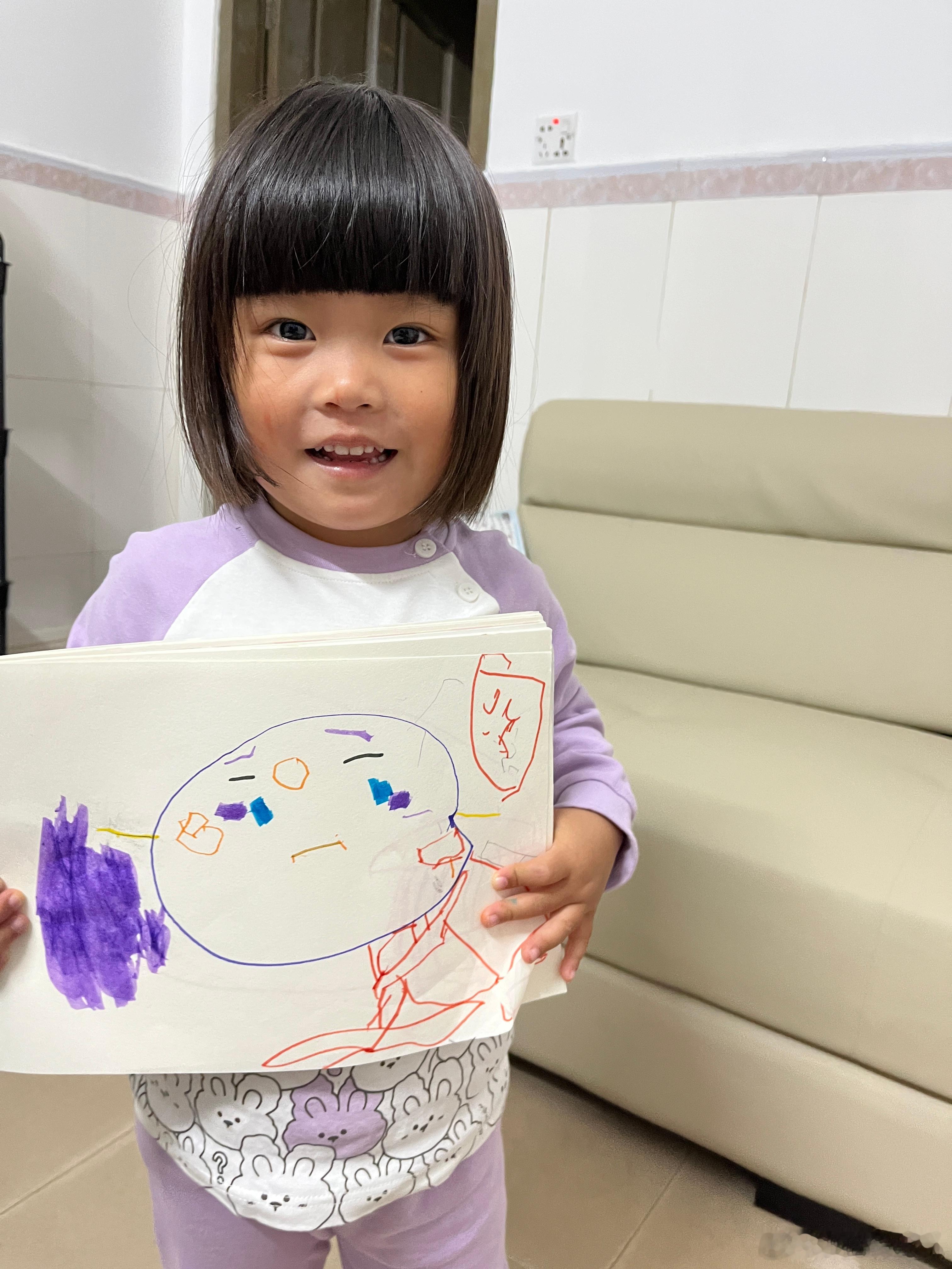 妈妈看我画得，好不好看，好看，问她这是画的是什么，她说是库洛米蛋糕。我左看右看，