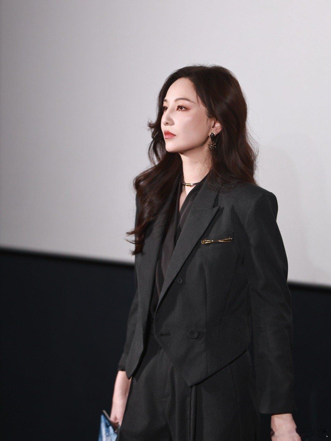 辛芷蕾你这么亲郑希怡咋招架 谁被甜到了！辛芷蕾主动隔空吻郑希怡，自然大胆不刻意，