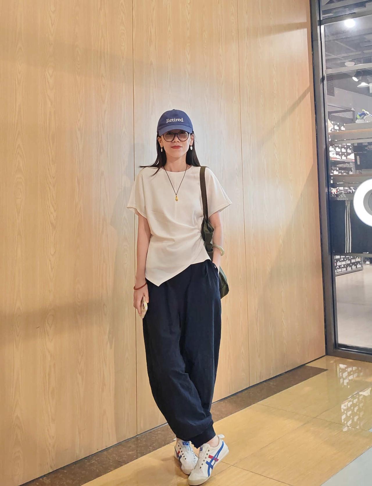 muji idee灯笼裤➕简单白T恤也好看～
muji 实用穿搭 舒适穿搭 简单