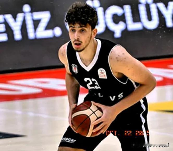 NBA新赛季揭幕战，一场焦点对决激情上演。
火箭做客挑战雷霆，双方鏖战至双加时。