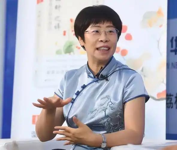 2007年的那个深秋，河北平泉一中的退休老教师蒙善泉，正襟危坐在电视机前，盯着央