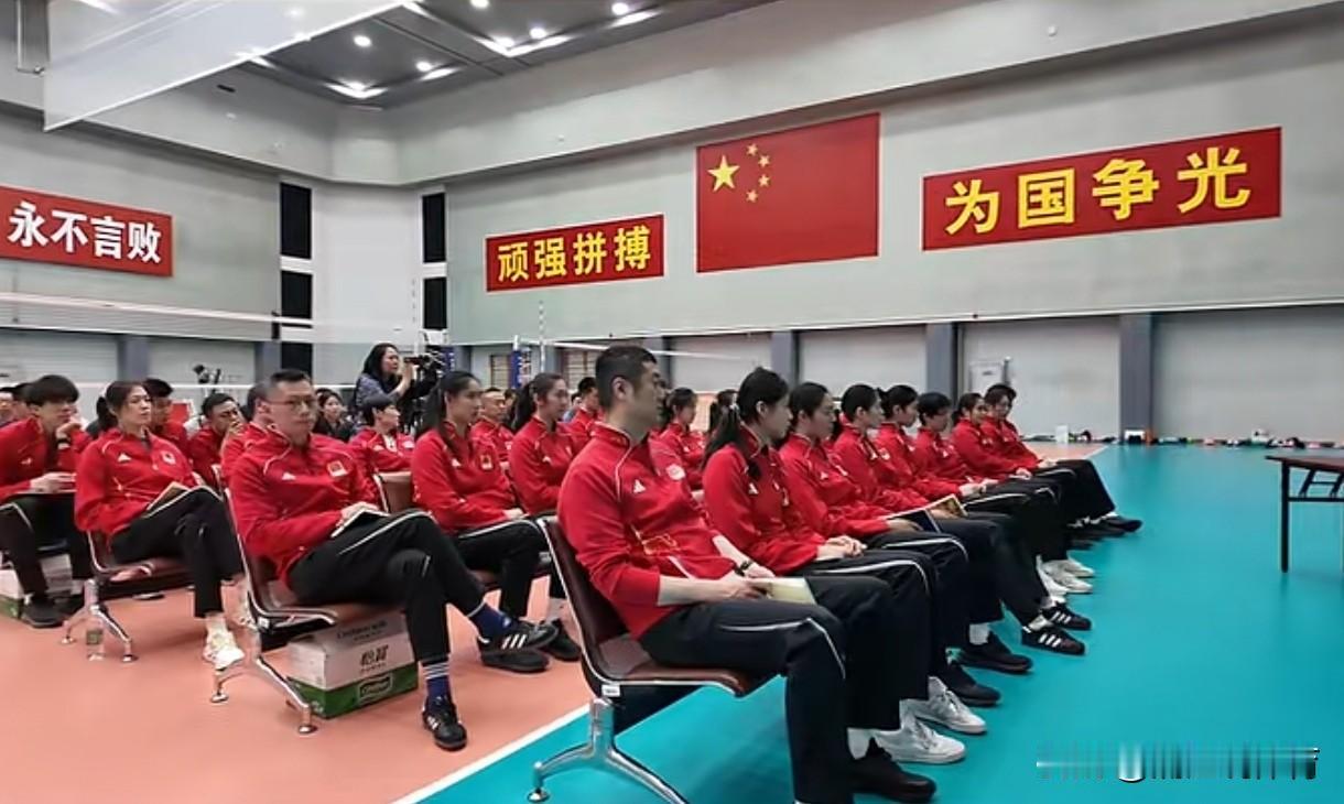 李盈莹虽然已经归队，但是坐在所有国家队球员后面一排的位置，说明李盈莹与队友还没有