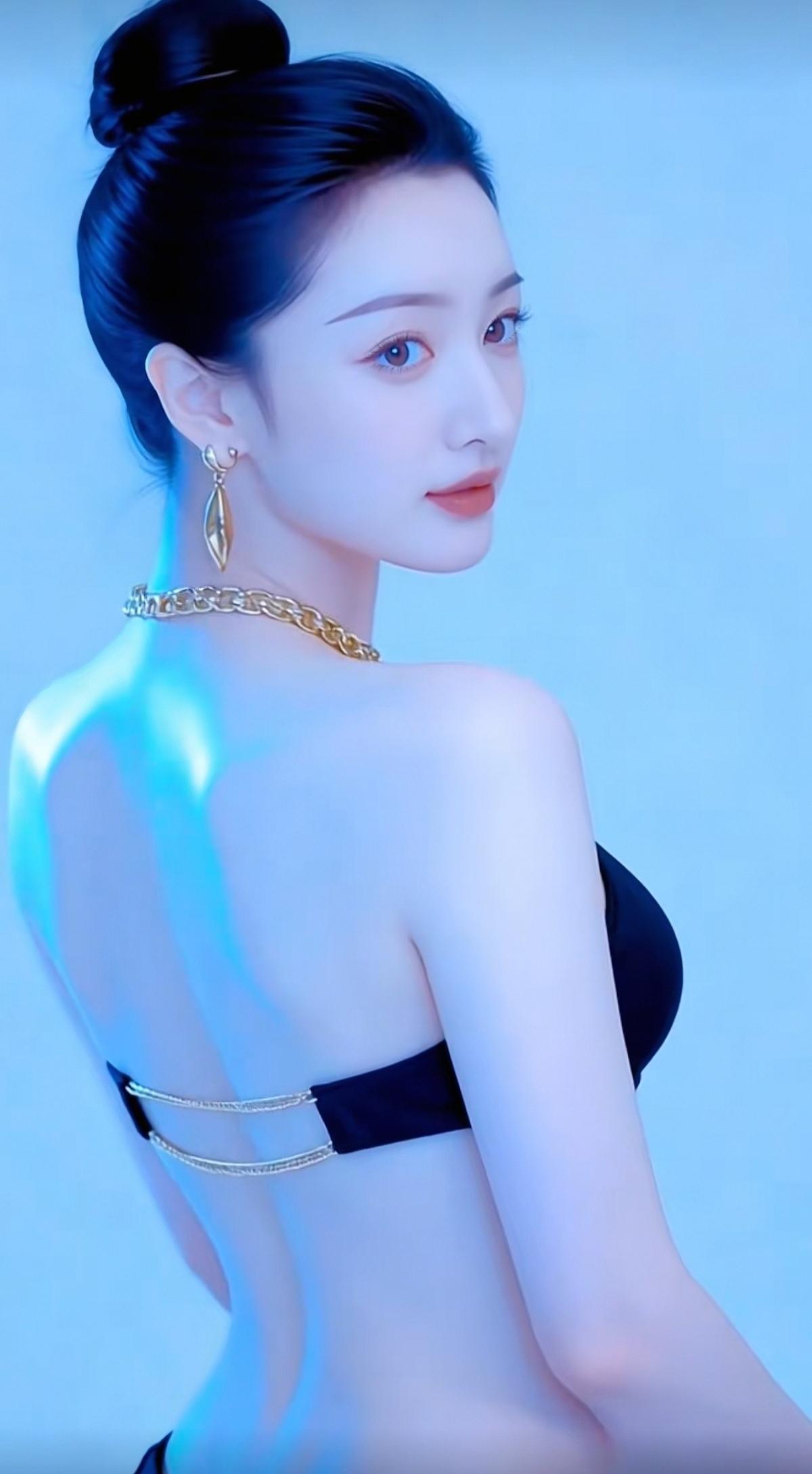 玉貌映清波，
明眸剪水多。
春风轻拂过，
一笑落星河。
颜值 温婉眸光