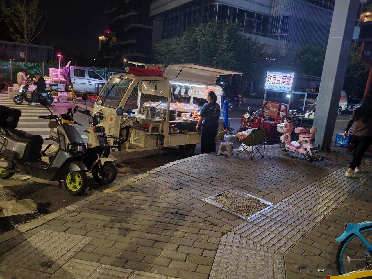 夜市小吃遍地开花，食者却寥寥无几
       晚上逛街看看遍地开花的小吃摊，五