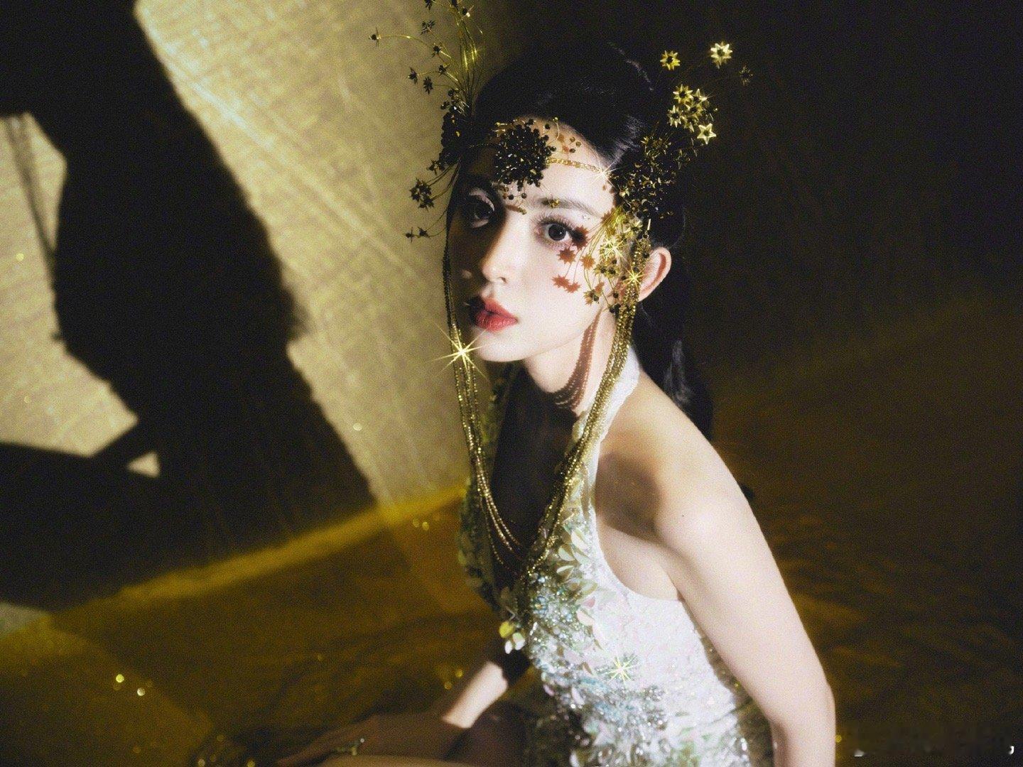 #娜扎闪钻眼妆#、#娜扎繁花仙子# 娜扎闪钻眼妆，娜扎繁花仙子，我爱了 ​​​