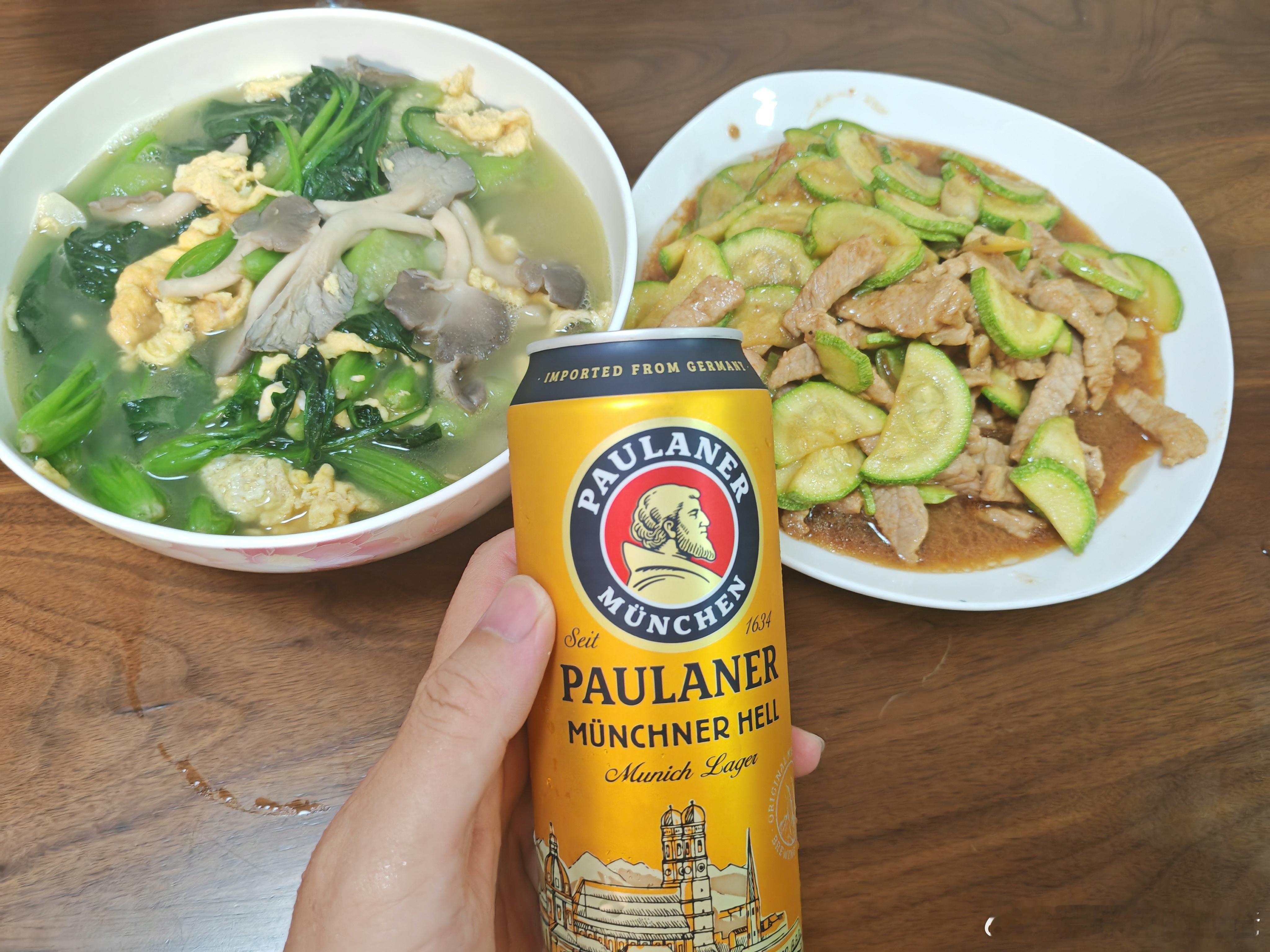 开饭啦，今天喝点啤的。 