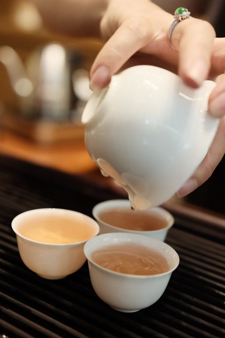 茶道  茶水入喉，杂念出走，一杯喝完，心里也透亮了几分。 