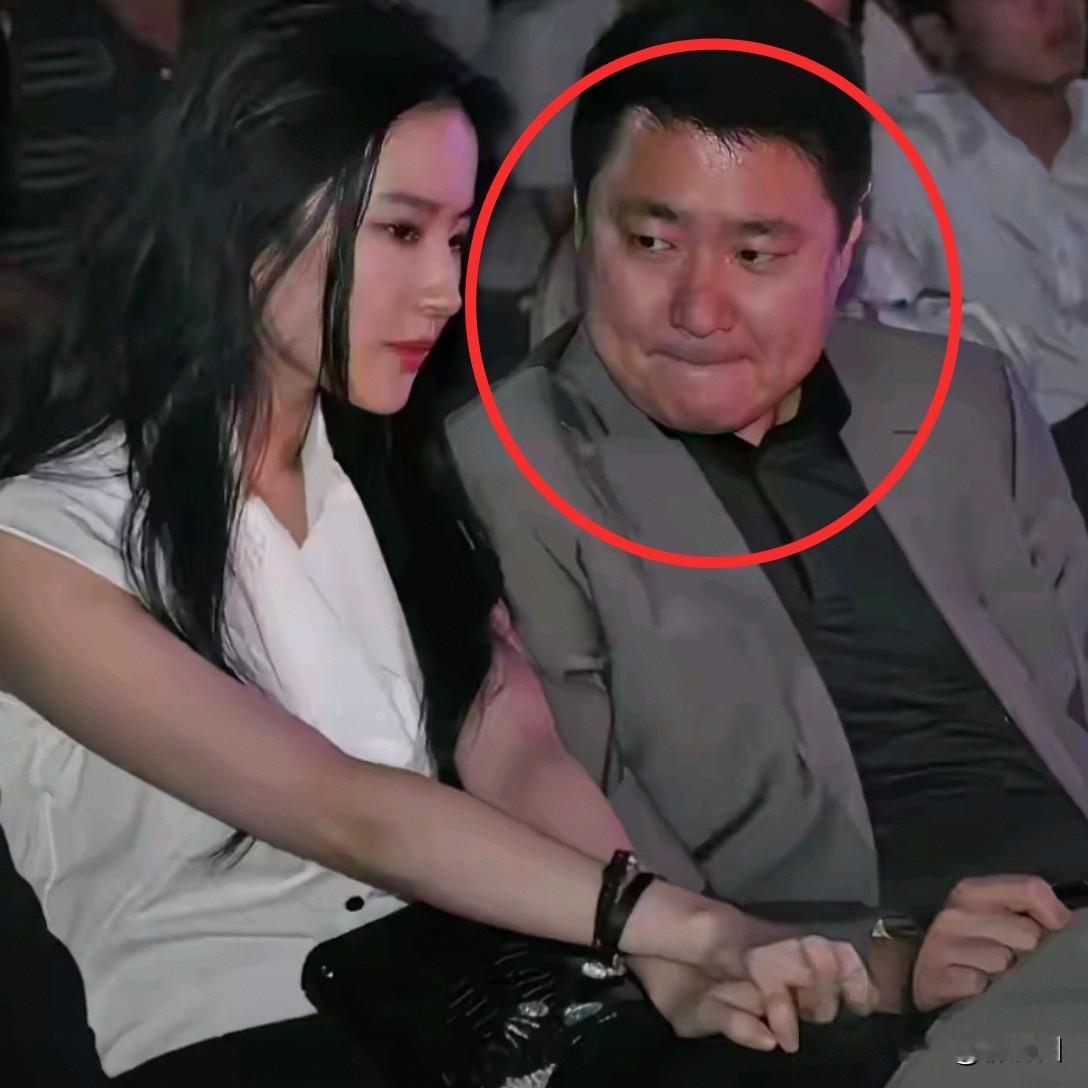 于东在公开场合看刘亦菲时，眼神表现出专注和欣赏。甚至于紧咬嘴唇，眼睛一眨都不眨。