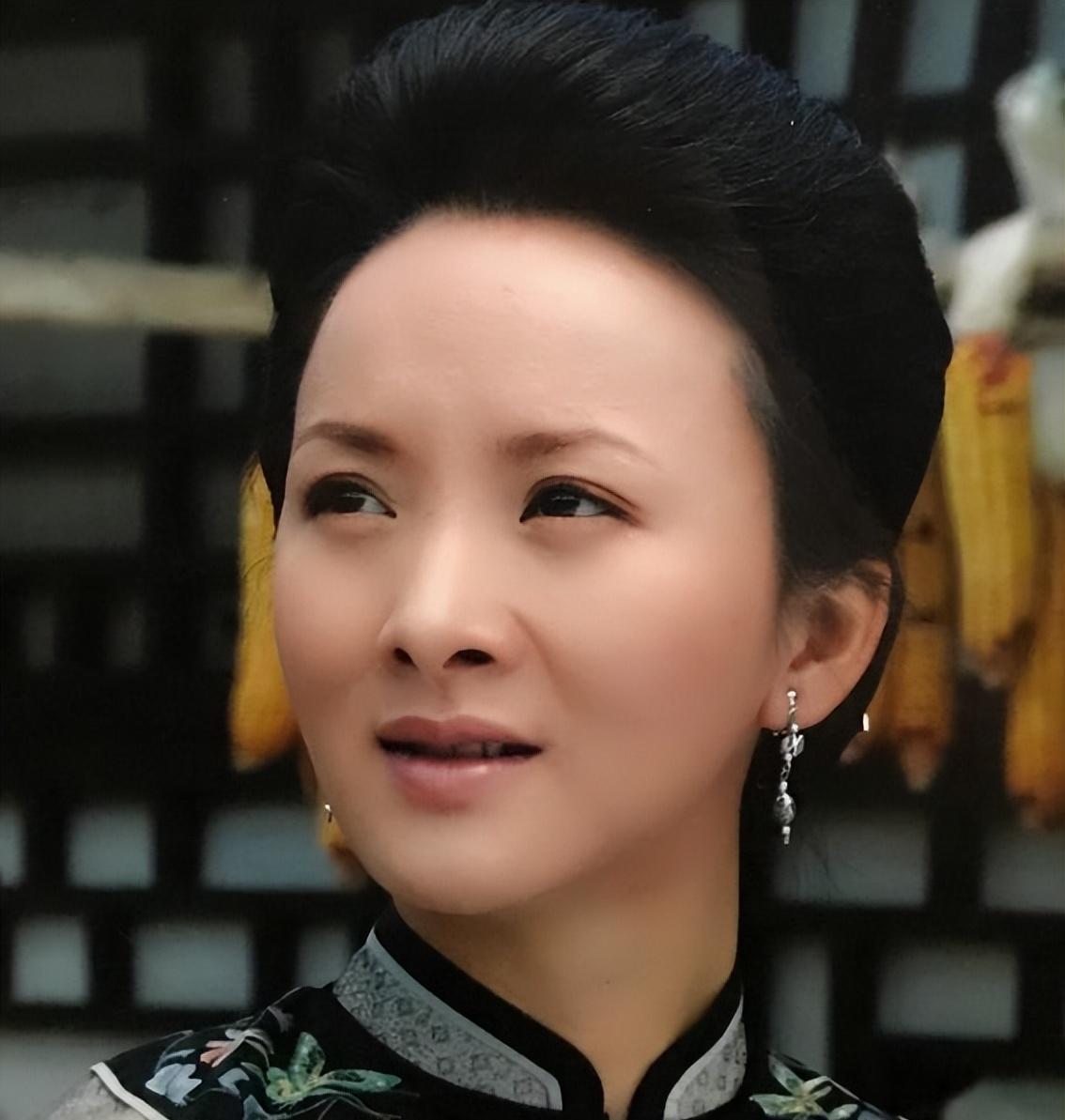 2000年，27岁的谢兰嫁给大自己11岁的师小红，两人约好丁克，不要孩子，因为她