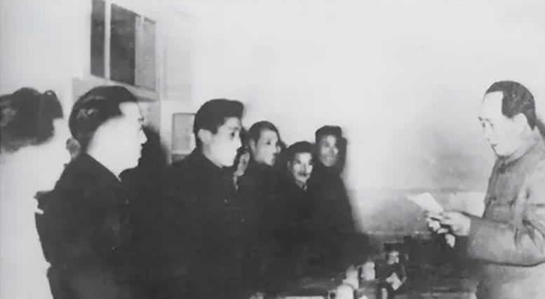 1958年伟人视察河南时，向一位县委书记详细询问本县每人每月能吃到几两香油？
公