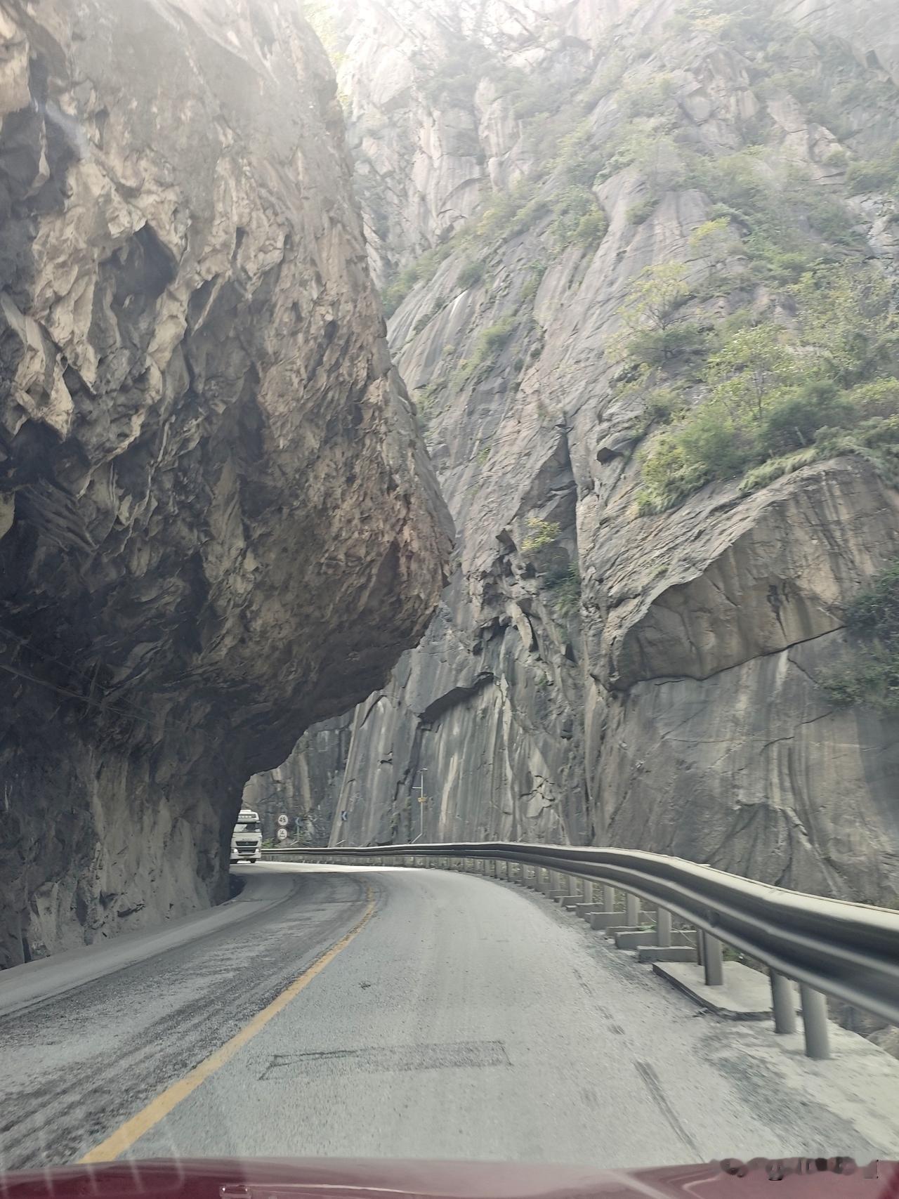 自驾秦岭242国道。
离开南太行，又来到秦岭，从华山旁边翻越秦岭。
这一通道也被