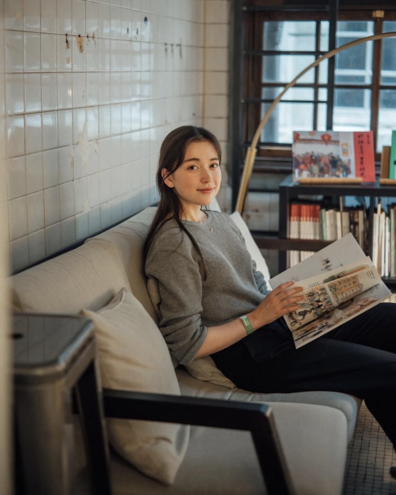 什么叫做有魅力的女人？知性美，爱读书的美女，气质就是不一样，腹有诗书气自华。魅力