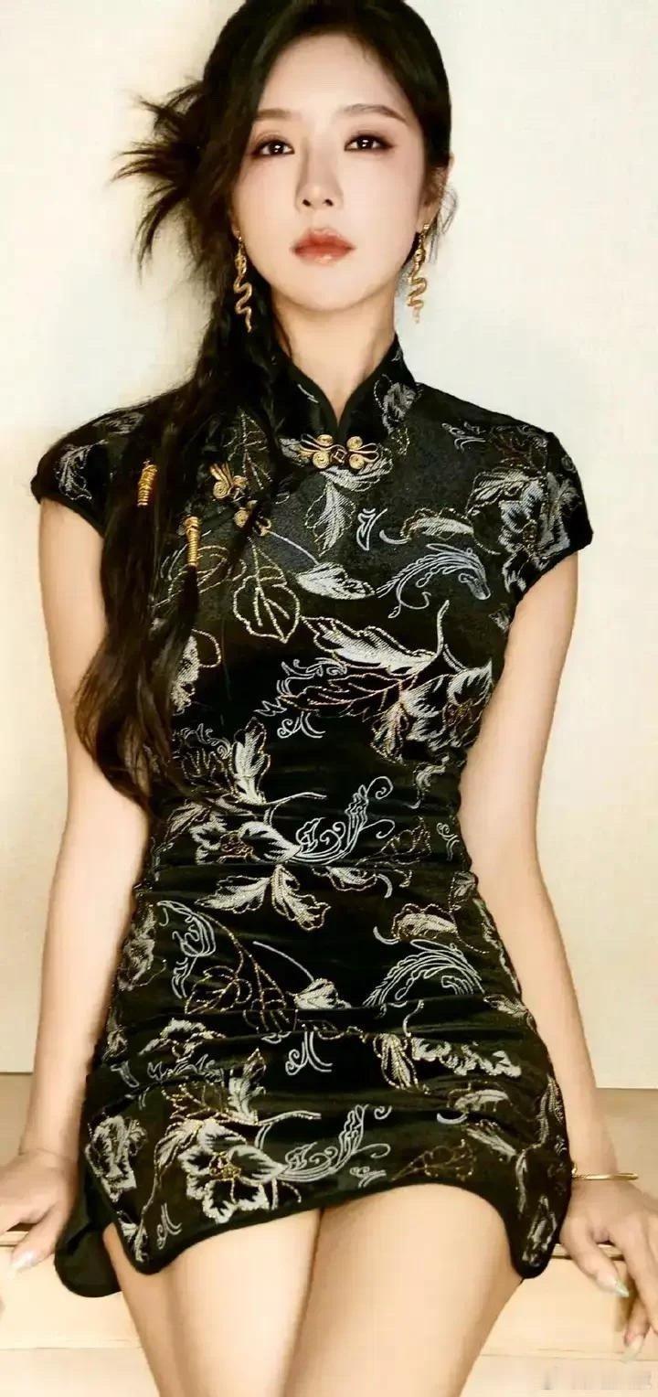 赵奕欢换造型后大变样！一袭中式旗袍优雅端庄，真有韵味！ ​​​