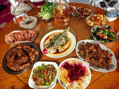 友友说：子女回家过年团聚夲是乐事，但不能光享受不付出。
           微