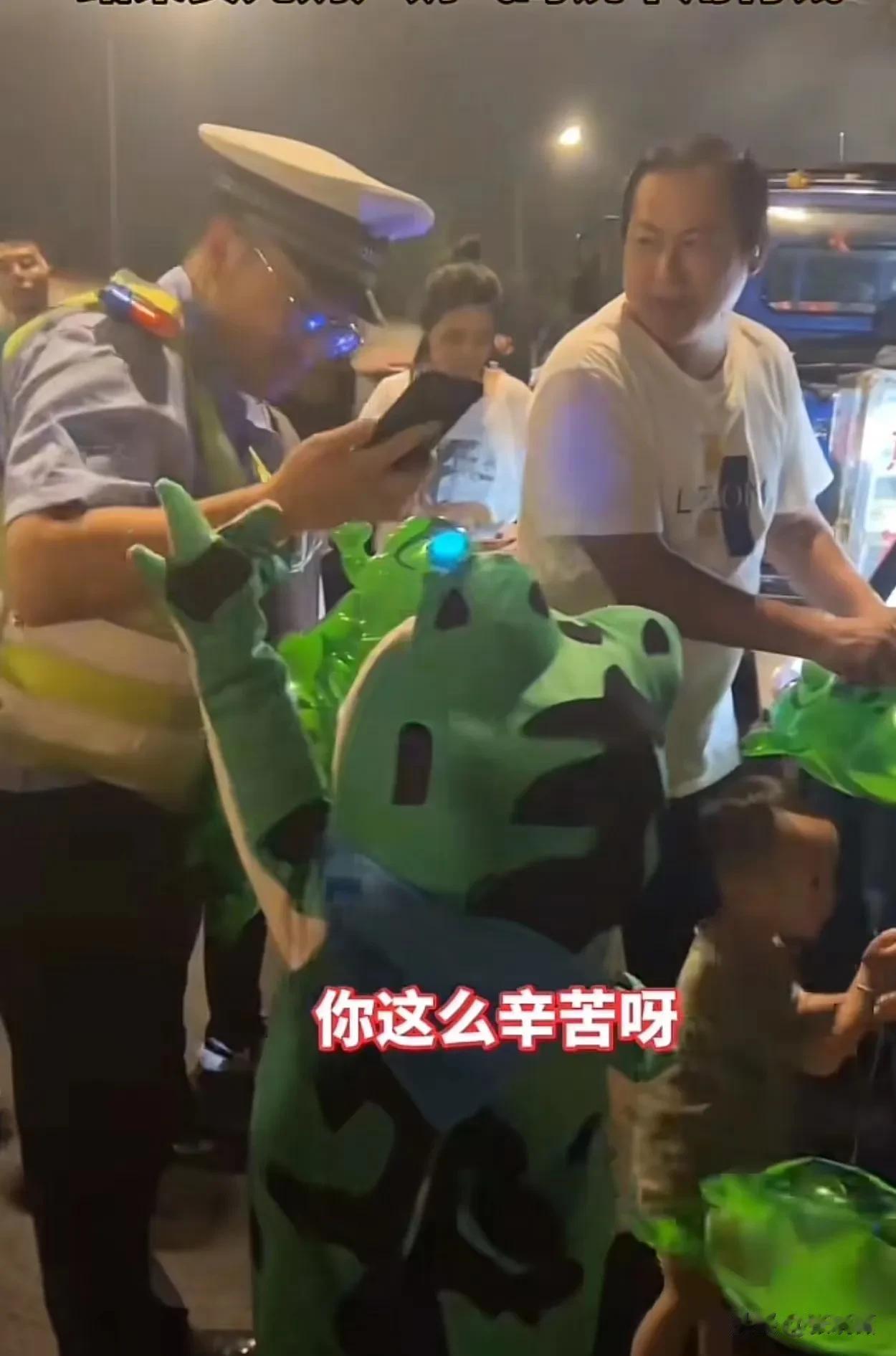 暖心！浙江，小女孩跟着父亲摆摊卖青蛙玩偶，突然一个交警向他们走来！父亲吓得大气都