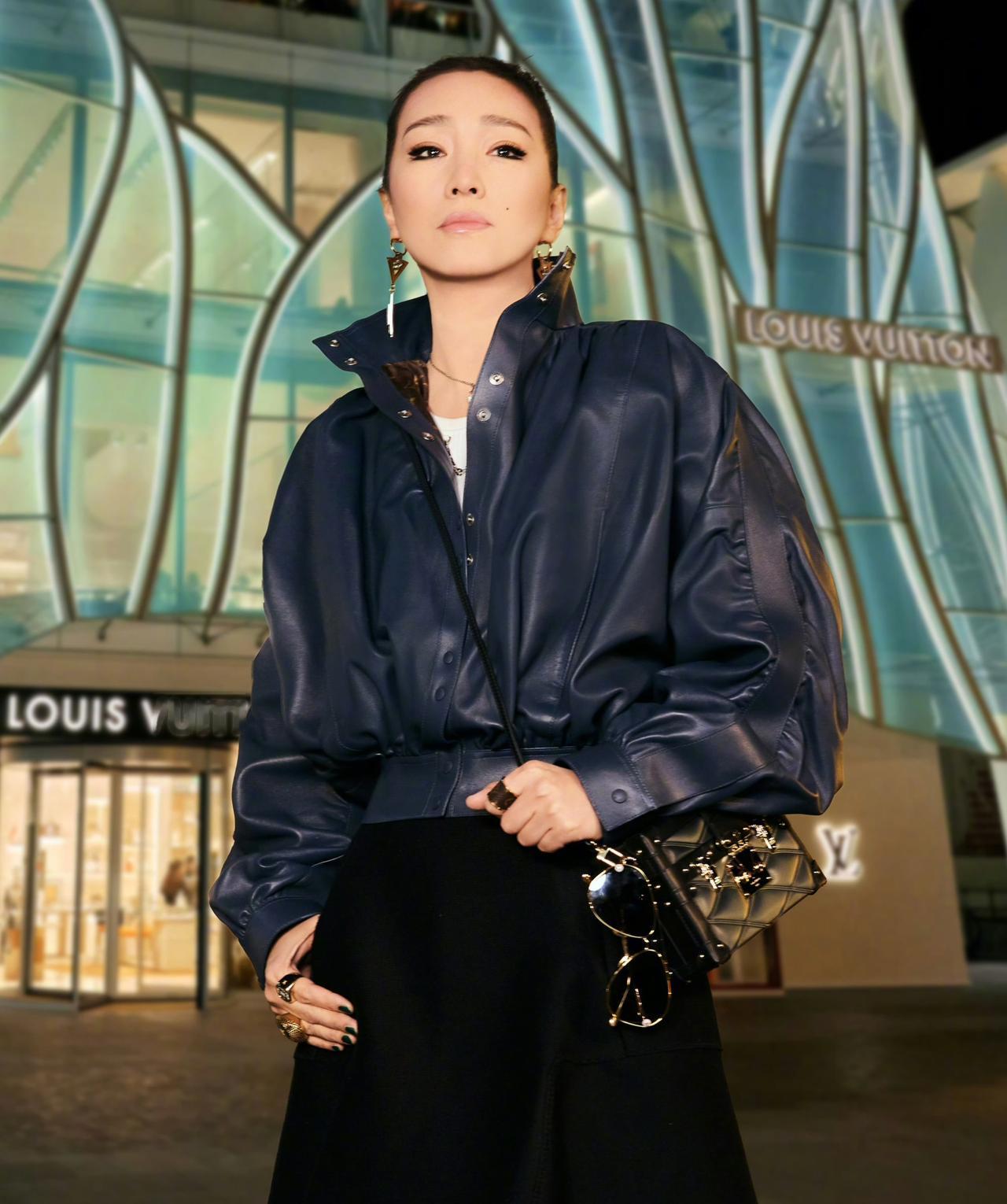 巩俐的国籍选择，表面看是“实用主义”的聪明账，内里却藏着个人自由与身份认同的复杂