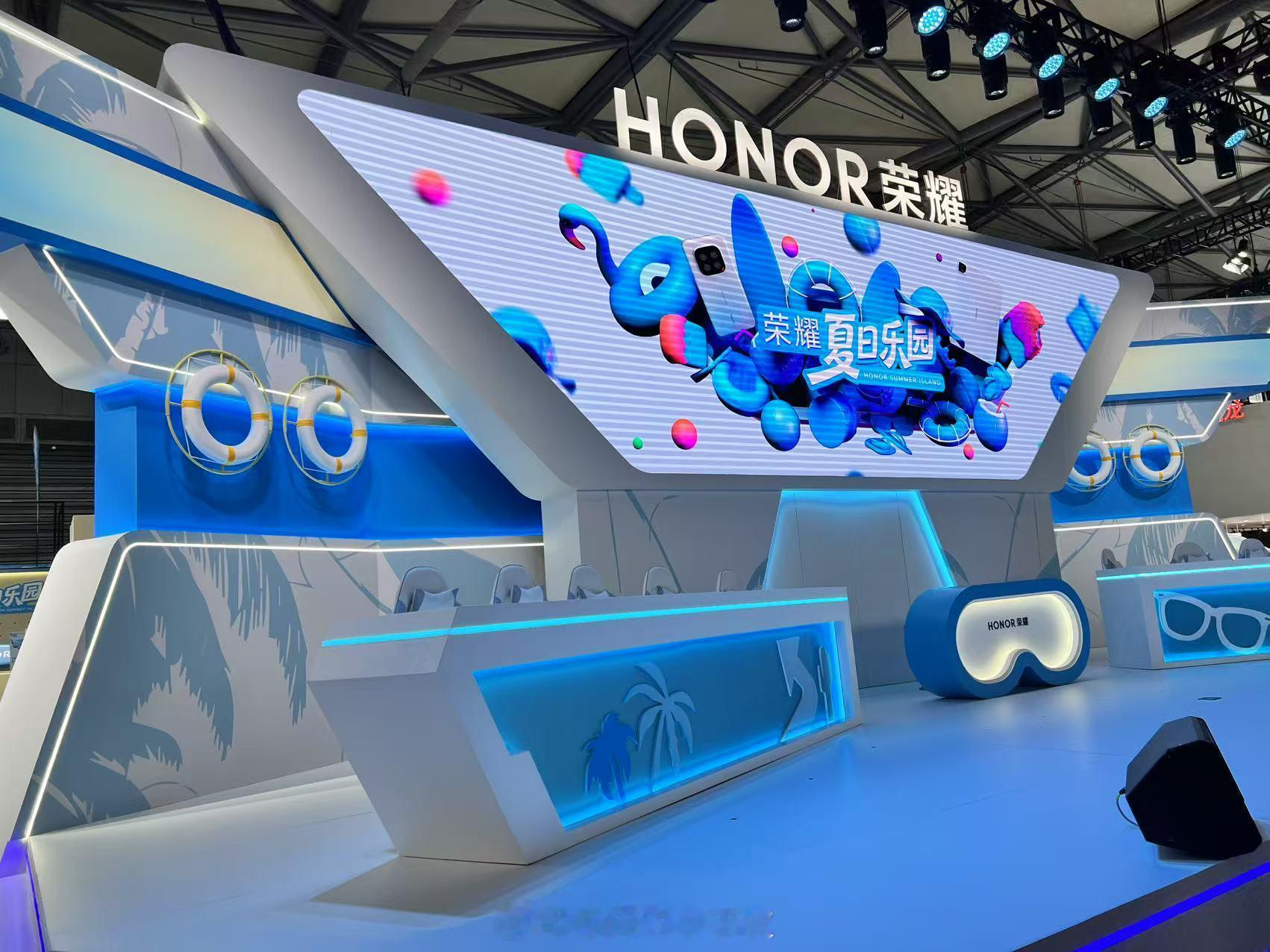 2025ChinaJoy 现场，荣耀展台以「互动感」成为场馆内的热门坐标。不同于