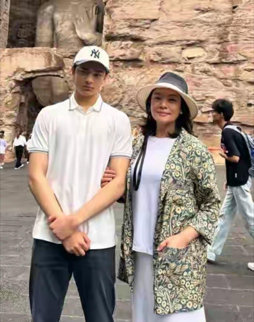 史可和儿子山西大同旅游, 61岁仍优雅端庄, 混血儿子高大帅气像男模 ​​​