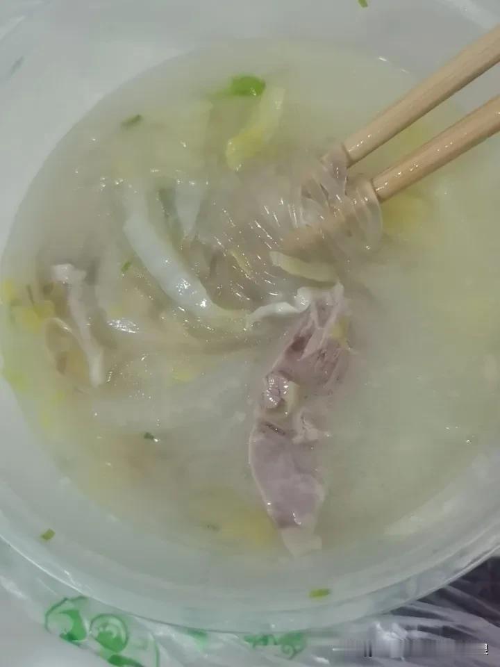 冬日生活打卡季老公从外面回来带的夜宵羊肉粉丝汤，只有几片羊肉，而且还有肥肉，剩下