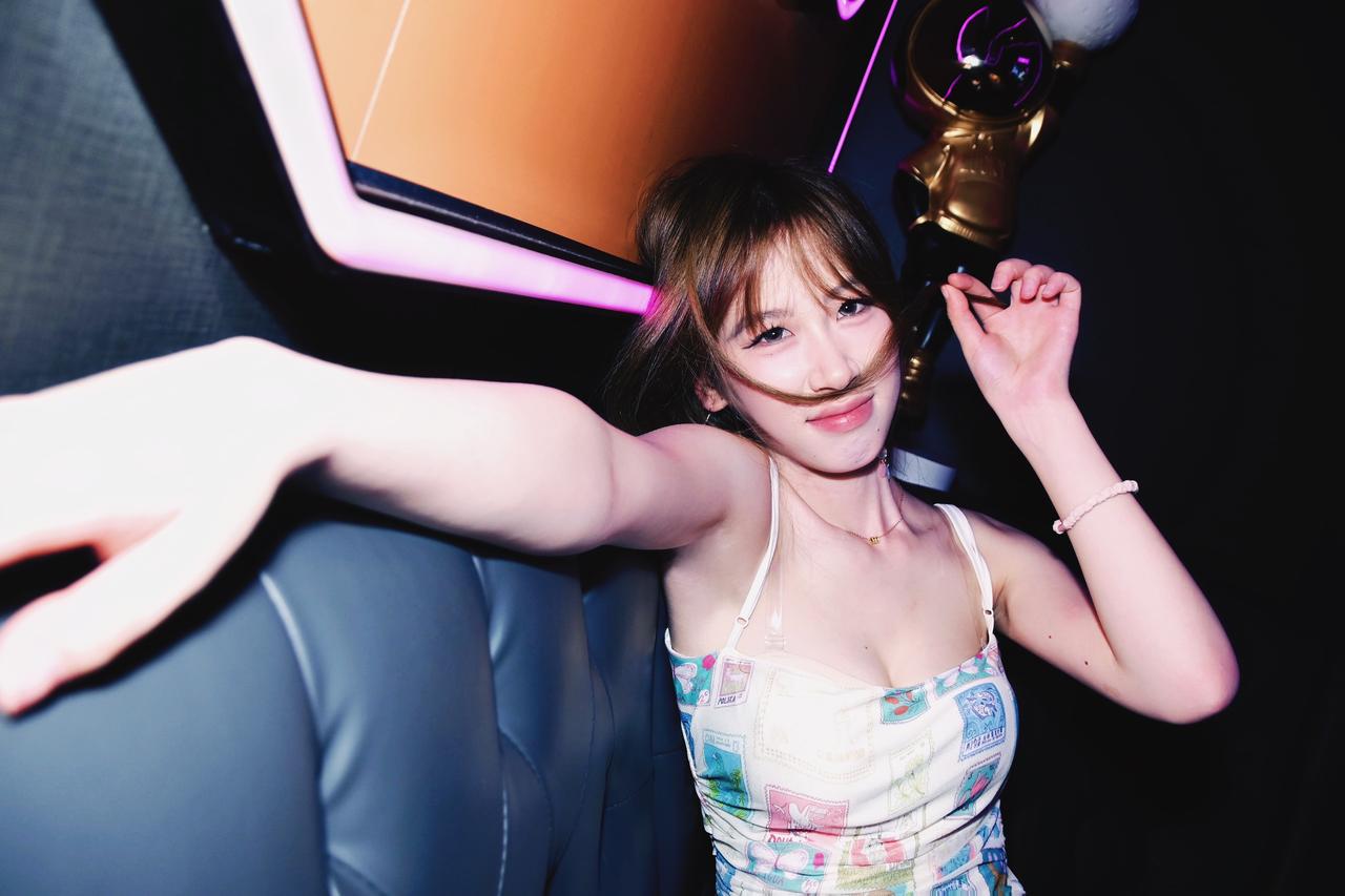 来自我和模特的一拍即合！
刷到一组在ktv的样片，晚上就火速去拍🥰🥰
模特：