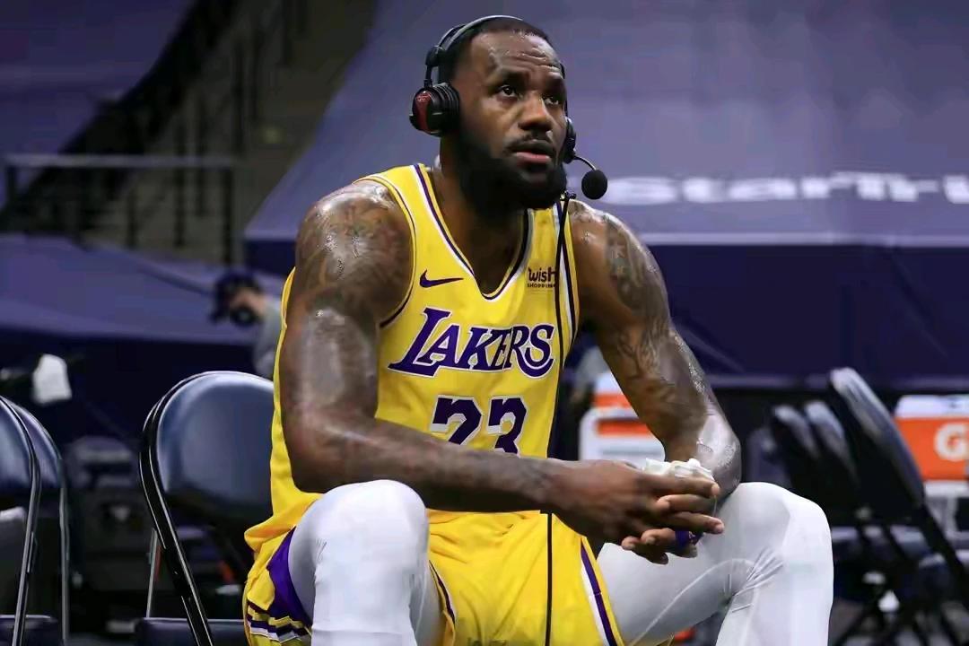 詹姆斯想卢指导当教练，那快船用小卡去换，西决这不就稳了。
第一，詹姆斯在接受采访