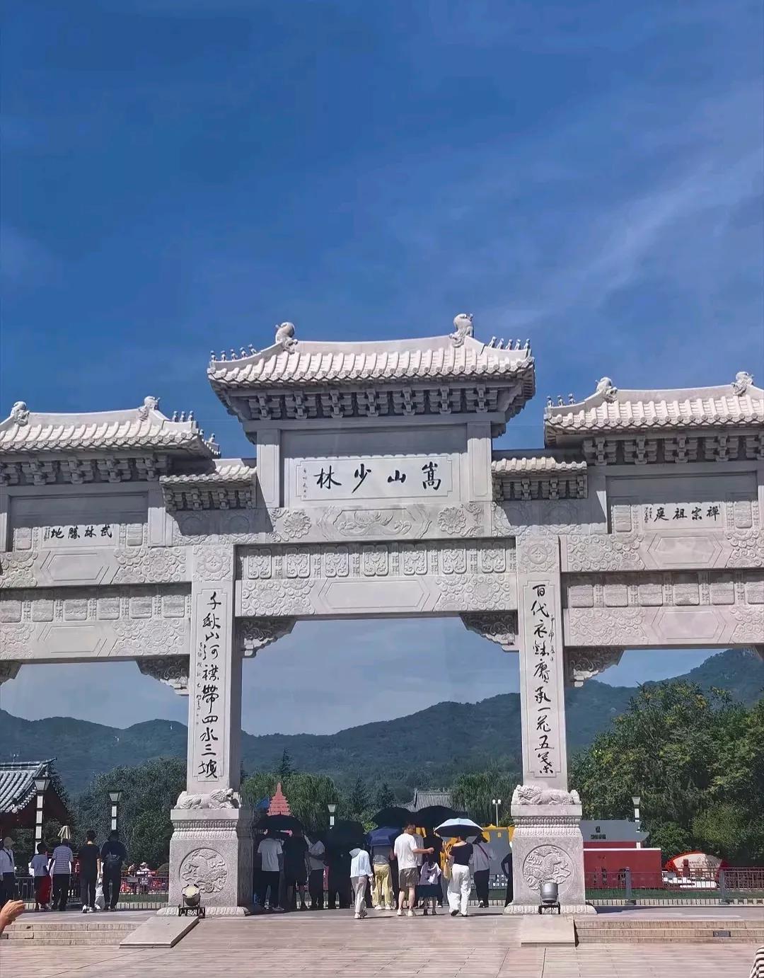 释印乐执掌少林月余，我花200块逛完后感慨：变化也太大了！
 
释印乐方丈上任一