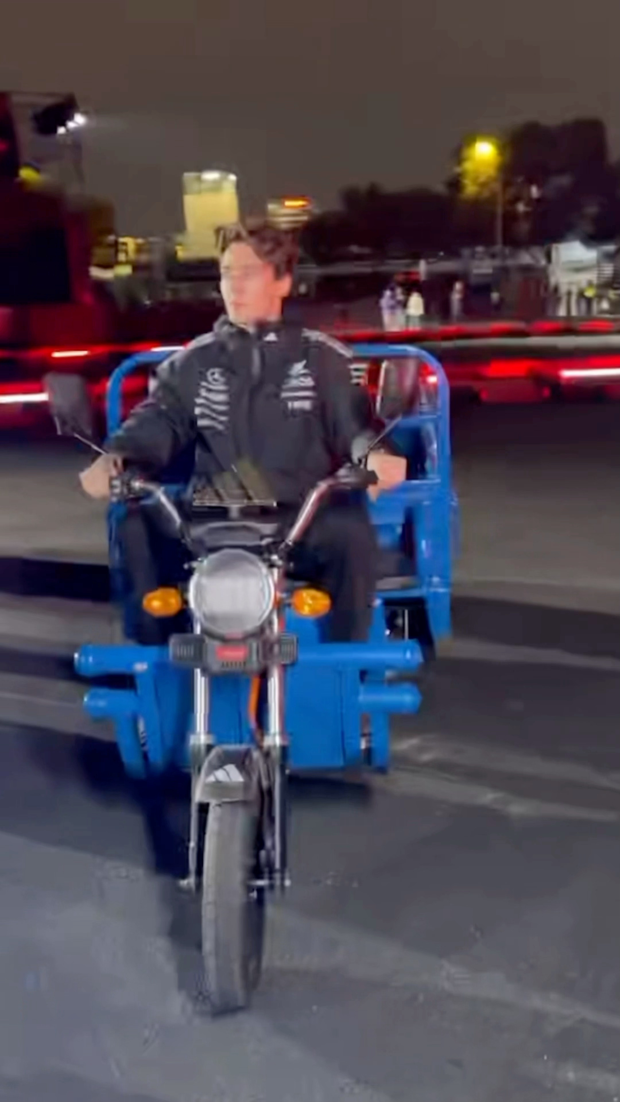 拉塞尔开三蹦子接苏翊鸣乔拉这是开上敞篷三轮了