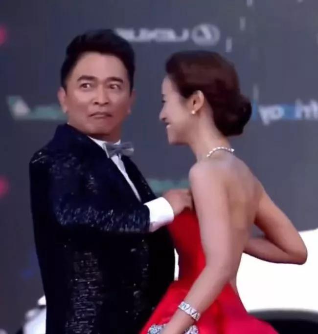 明星亲子红毯精彩瞬间，竟然如此不同，
在璀璨的红毯上，吴宗宪细心地为女儿整理抹胸