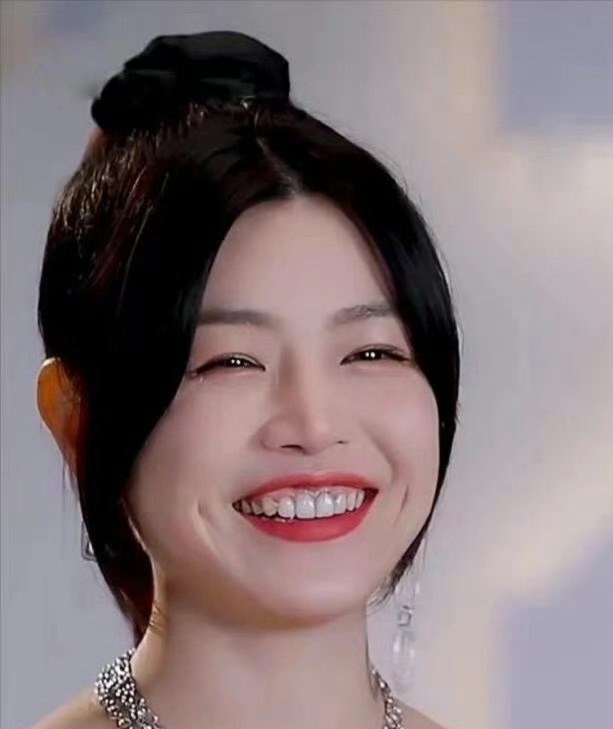 陈妍希 香奈儿老了还是香奈儿 啧啧啧，这是又买热搜了？我一直都get不到她的颜值