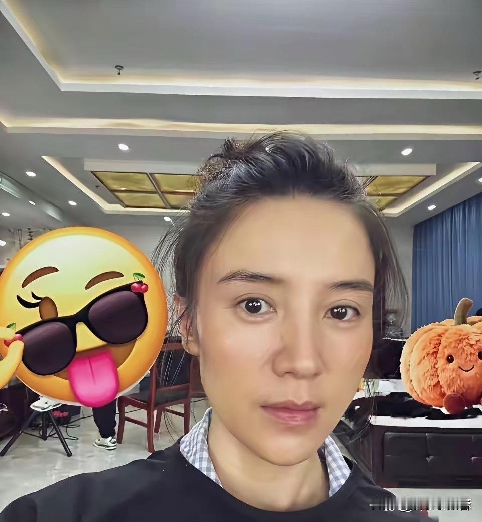 宋佳晒自己的素颜照。长马脸，皮肤细嫩紧致，大大的眼睛炯炯有神。整体看来，虽然没有