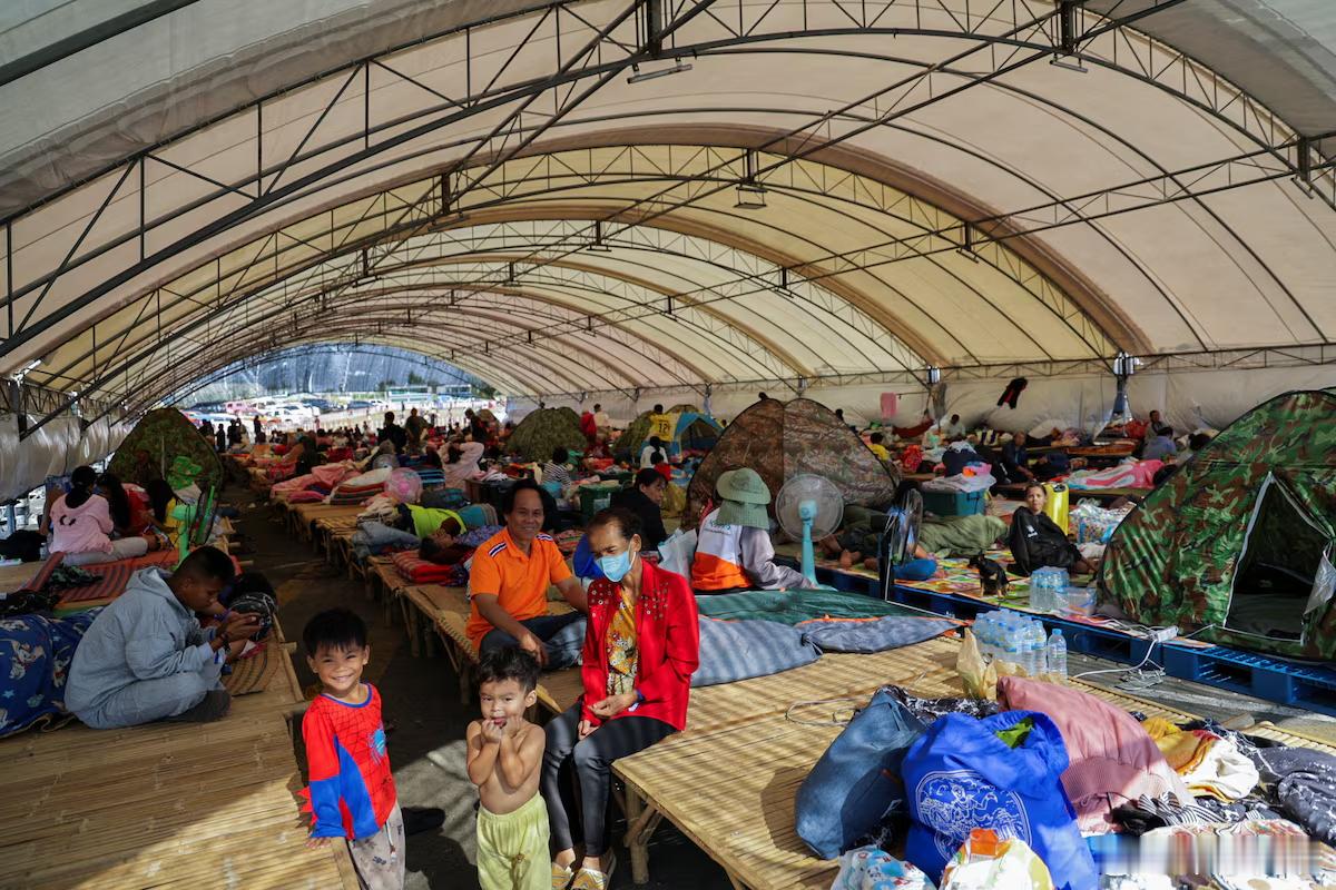 【泰国对柬埔寨发动空袭，边境紧张局势再度升温】（路透社）——泰国周一表示，在两国