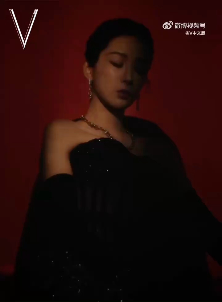 杨紫｜《V》中文版9月刊封面人物预告视后杨紫坐镇V杂志金九封面！！身穿高定！CO