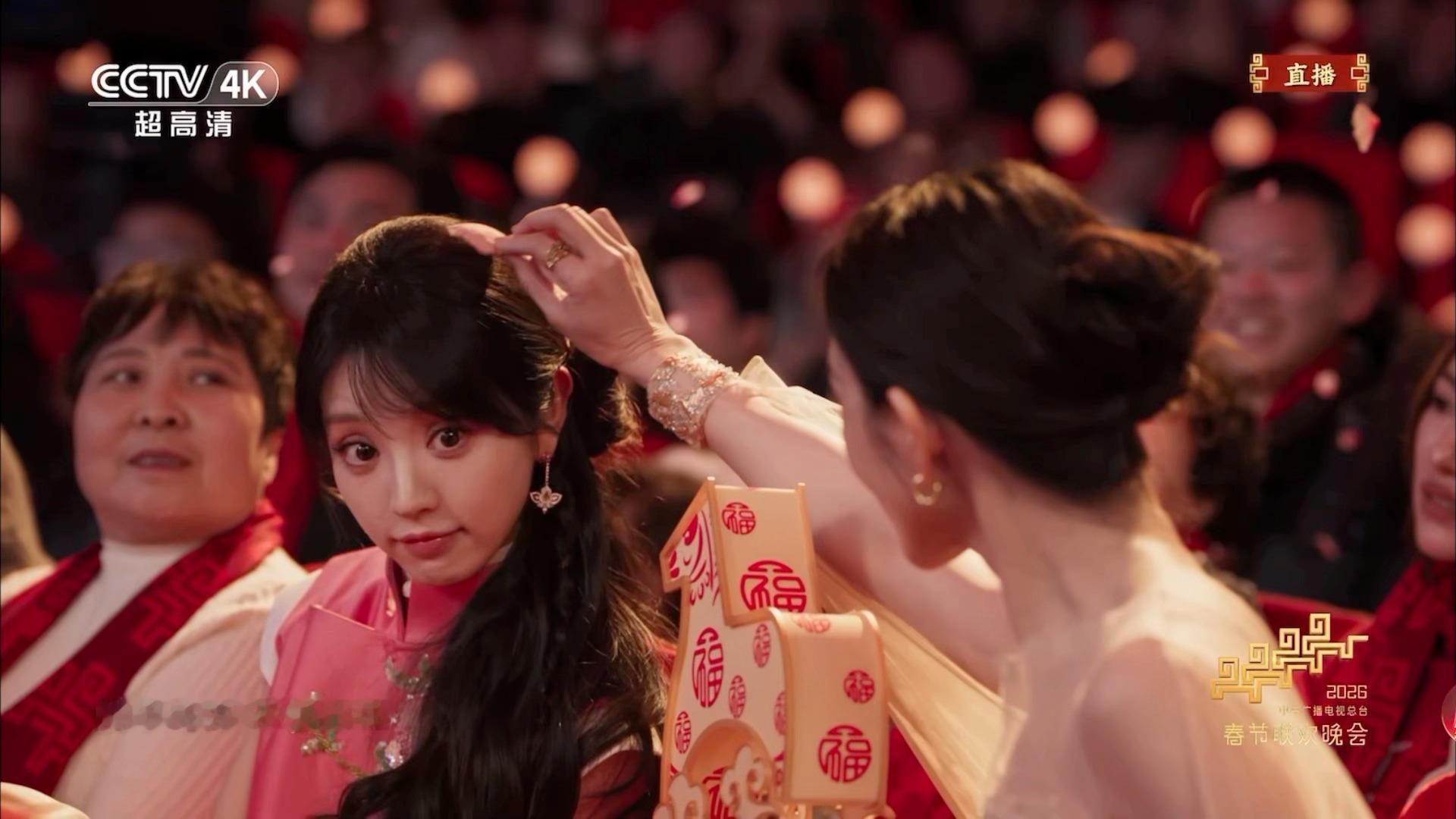 春晚张钧甯帮田曦薇摘掉头上花瓣这一幕…女宝好好田曦薇好萌大眼睛VV萌之！！！！！