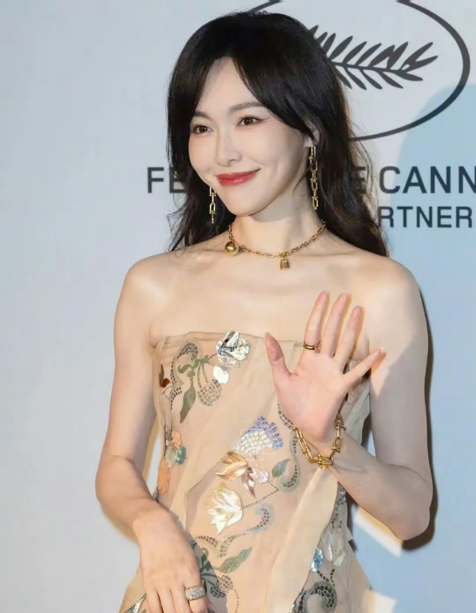 42岁唐嫣出席戛纳酒会，外媒公开生图，脸部浮肿，苹果肌很不自然女明星唐嫣因为一部