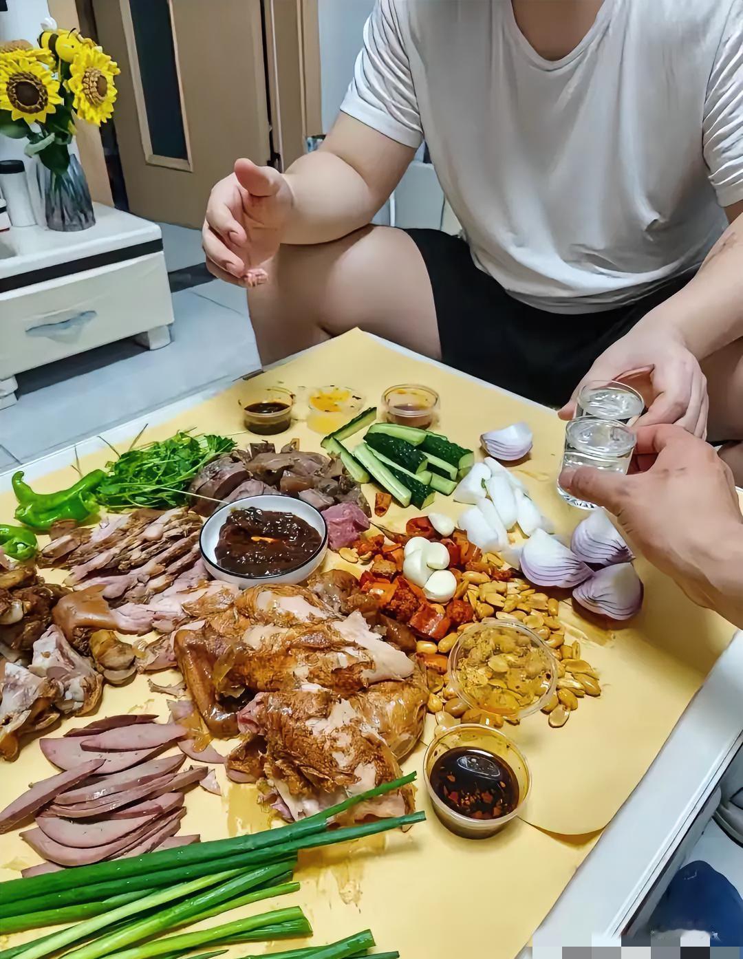 晚上老公去他同事家喝酒，给我拍照片报备，我一看他们的下酒菜，呵，果然是男人！
​